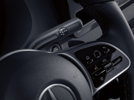 Multifunktionslenkrad ausgestattet