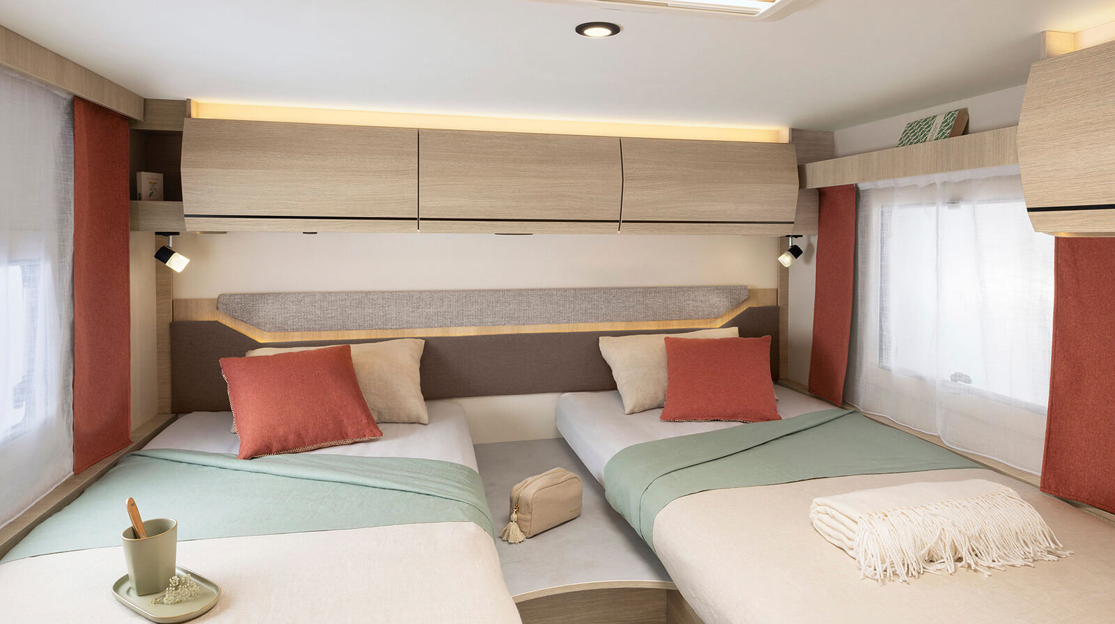 FOTOS VOM INNENRAUM RAPIDO Reisemobil 666F