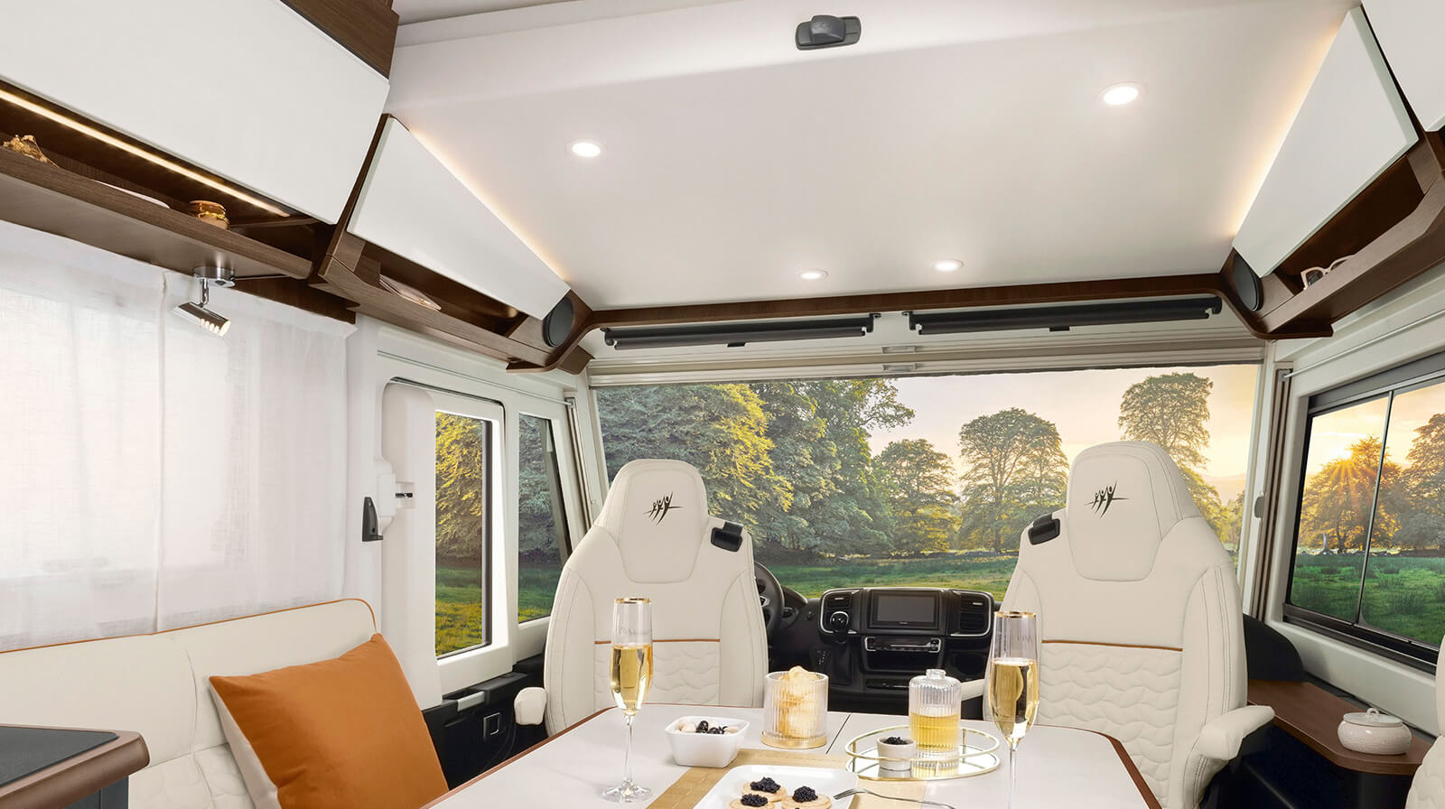 FOTOS VOM INNENRAUM RAPIDO Reisemobil 8066dF