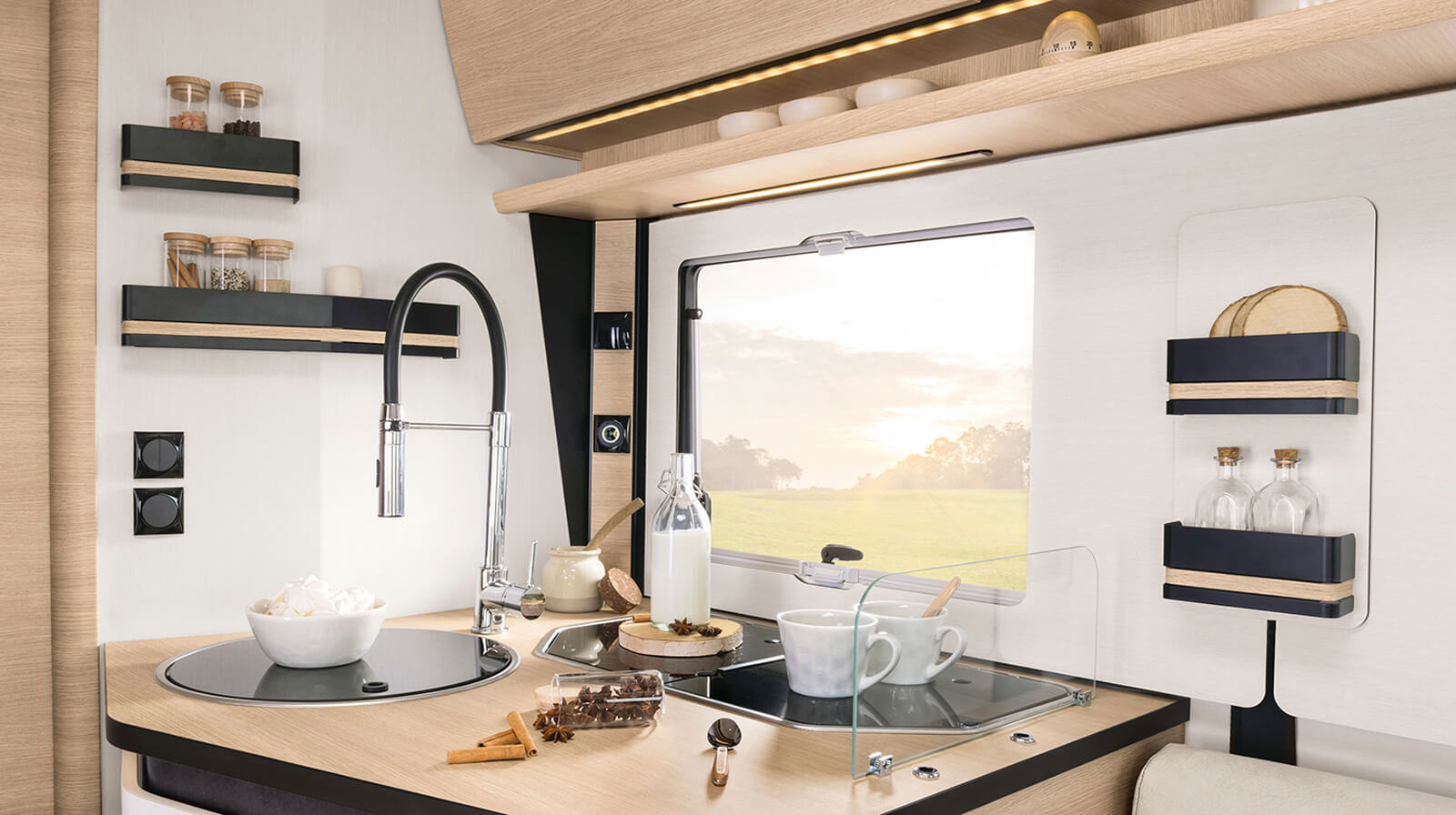 FOTOS VOM INNENRAUM RAPIDO Reisemobil 8096dF