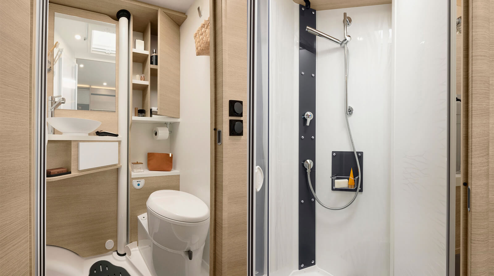 FOTOS VOM INNENRAUM RAPIDO Reisemobil 854F